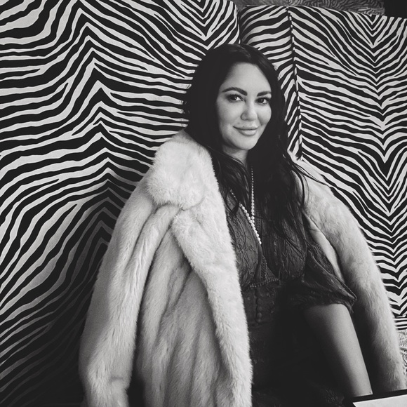 Meet your Posher, Adriana - Picture 3 of 6